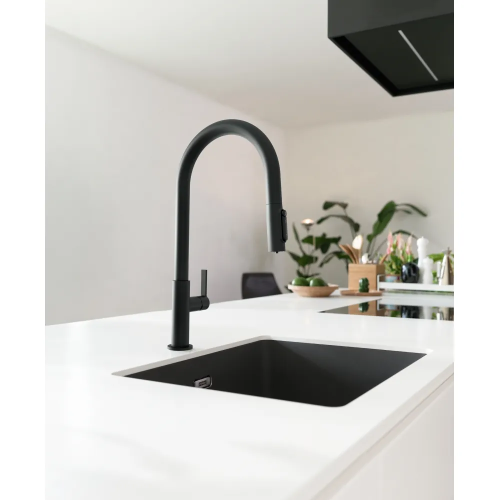 Franke Maris Slim Clear Water Filtreli Mutfak Bataryası Matt Black – Mat Siyah mutfakta kullanımda (1)