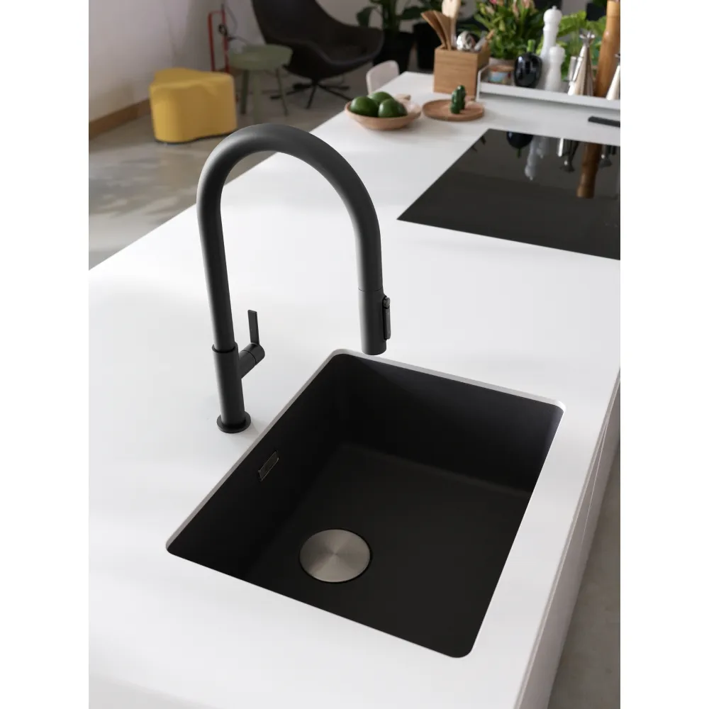 Franke Maris Slim Clear Water Filtreli Mutfak Bataryası Matt Black – Mat Siyah mutfakta kullanımda (2)