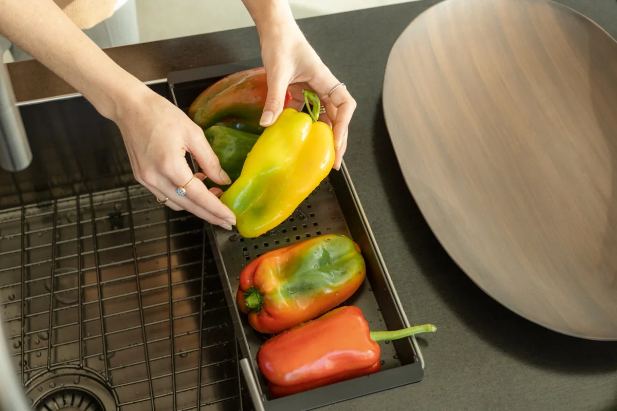 Franke Mythos Masterpiece Antrasit yarım hazne süzgeci sebzelerle