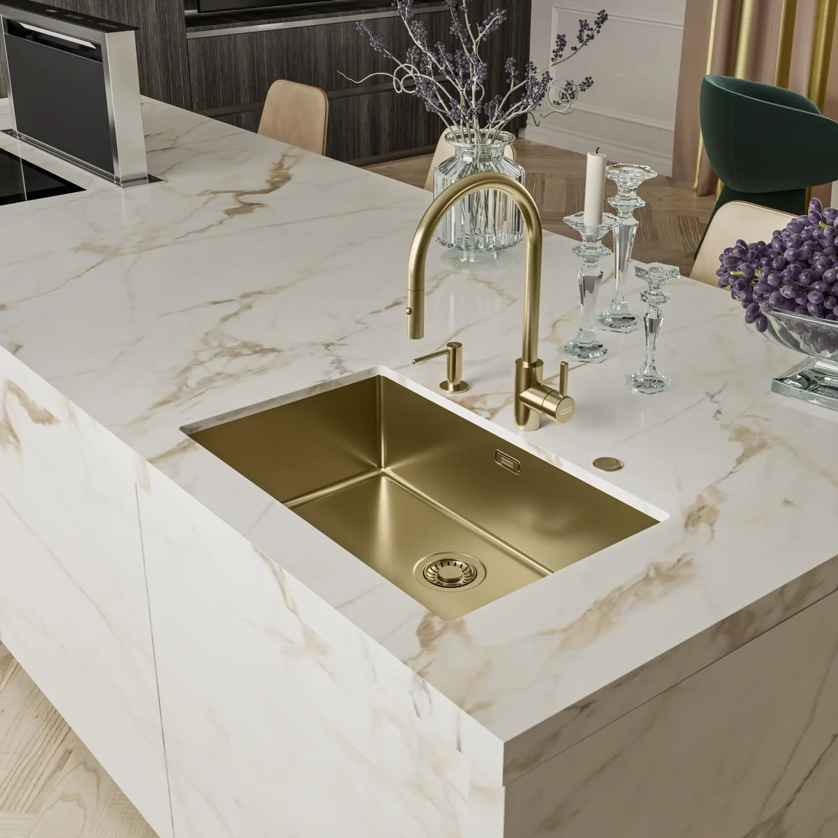 Franke Mythos Masterpiece Gold evye ve armatür, mermer tezgahta