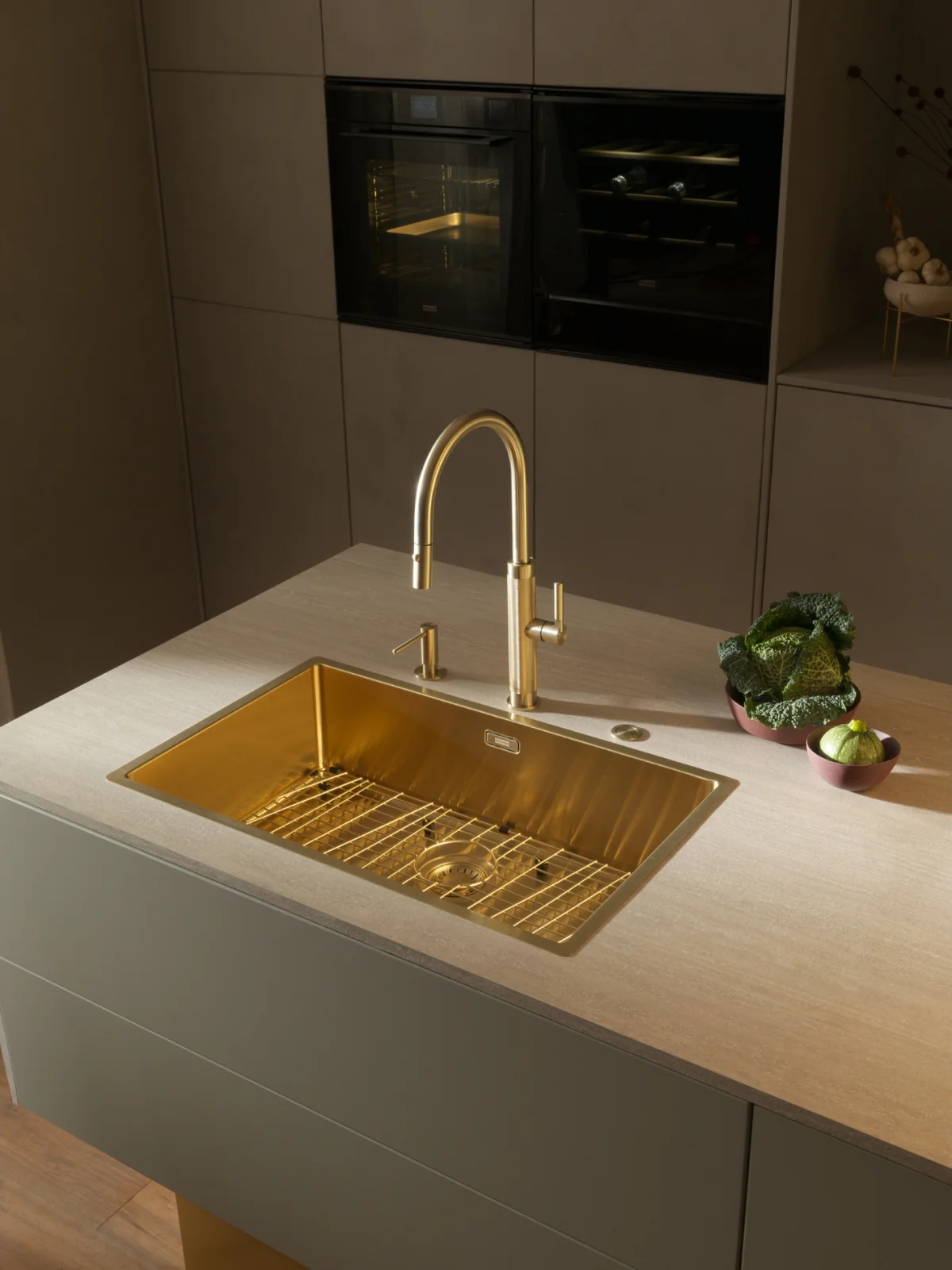 Franke Mythos Masterpiece BXM 210/110-68 Çelik Evye Gold – Altın mutfakta kullanımda (4)