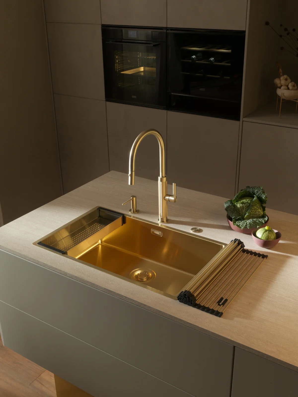 Franke Mythos Masterpiece BXM 210/110-68 Çelik Evye Gold – Altın mutfakta kullanımda (5)