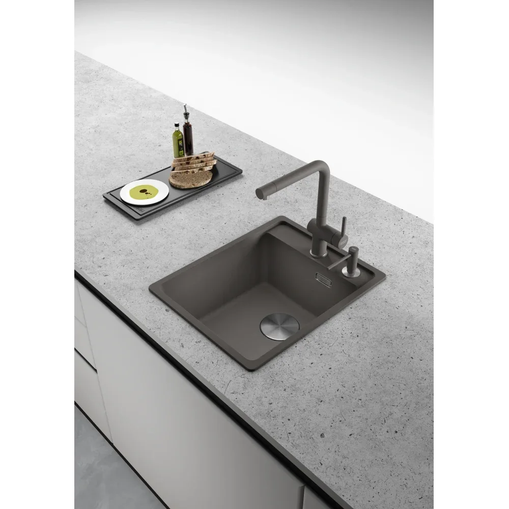 Franke Sıvı Sabunluk 350 ml Slate Grey – Koyu Gri mutfakta kullanımda (2)