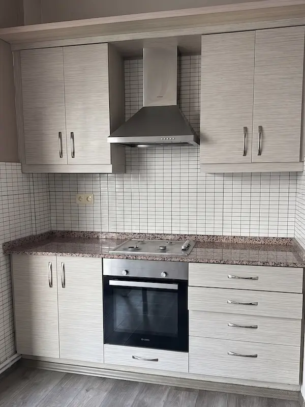 Tadilat öncesi sarkmış ve eskimiş mutfak dolabı kapakları