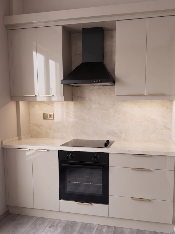 Mutfak dolabı kapakları, taç ve baza değişimi sonrası yeni görünüm